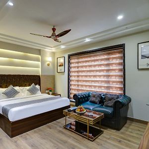 Hotel Oak Plaza - 1 Km From Connaught Place